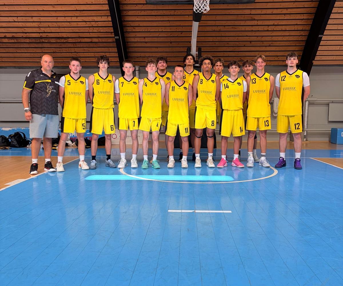 Die Kirchheimer U18 mit Trainer Miloš Jovanović auf dem Spielfeld beim RheinStars Cup